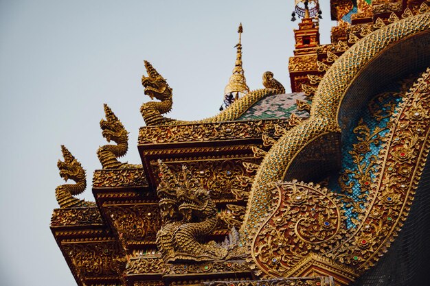 Schöne Details der thailändischen bildenden Kunst im buddhistischen Tempel