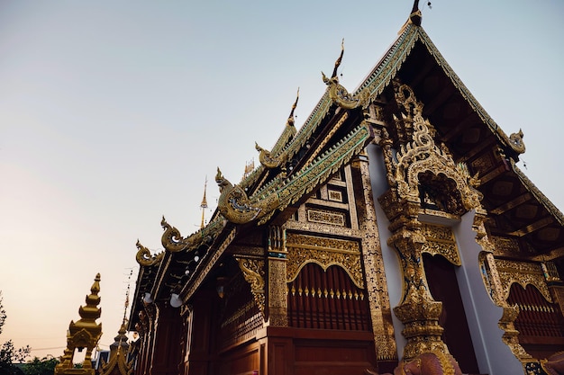 Schöne Details der thailändischen bildenden Kunst im buddhistischen Tempel