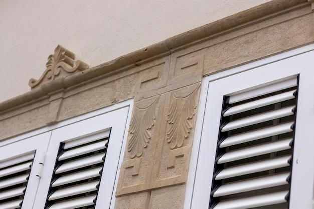 Schöne Details typischer Fenster aus portugiesischen Häusern