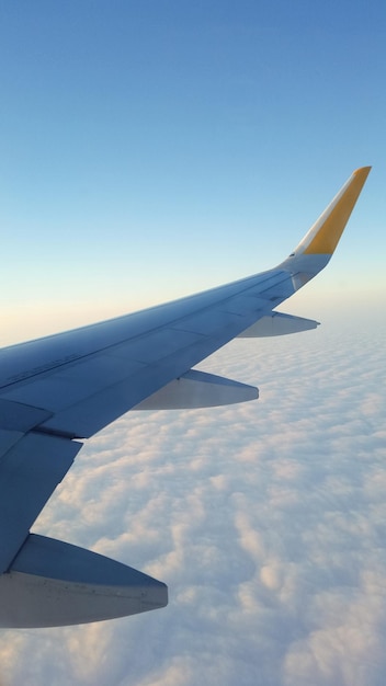 Schöne dicke Wolken am Himmel aus der Flughöhe des Flugzeugs mit Blick auf den Flügel mit Triebwerken