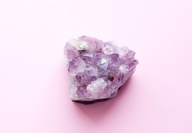 Schöne Druse des natürlichen lila Mineralamethysts isoliert