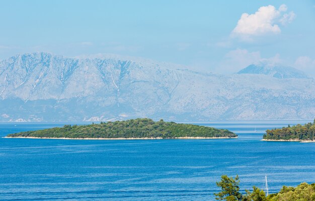 Schöne dunstige Sommer-Küstenlandschaft von Lefkada (Nydri, Griechenland, Ionisches Meer).