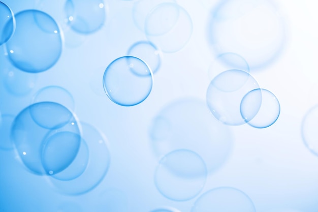 Foto schöne durchsichtige blaue seifenblasen, die in der luft schwimmen, erfrischende seifensuppenblasen, wasserblasen