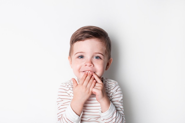 Schöne Einladung mit glücklichem Kleinkindjungenlachen gesunder Lebensstil Kinderleben lächelndes glückliches Kind an