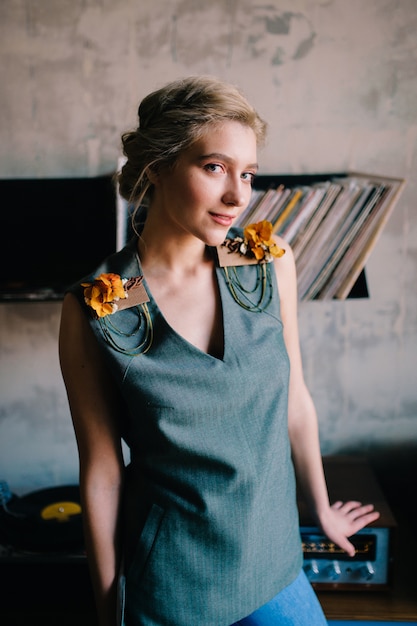 Schöne elegante Frau im Musikzimmer