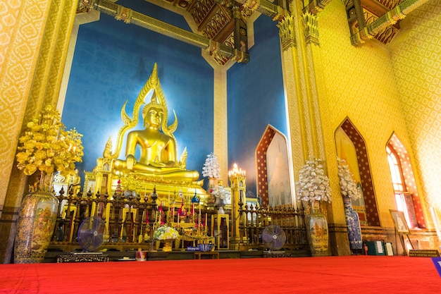 Schöne elegante goldene Buddha-Statue in der Hauptkirche des Marmortempels in Bangkok Thailand