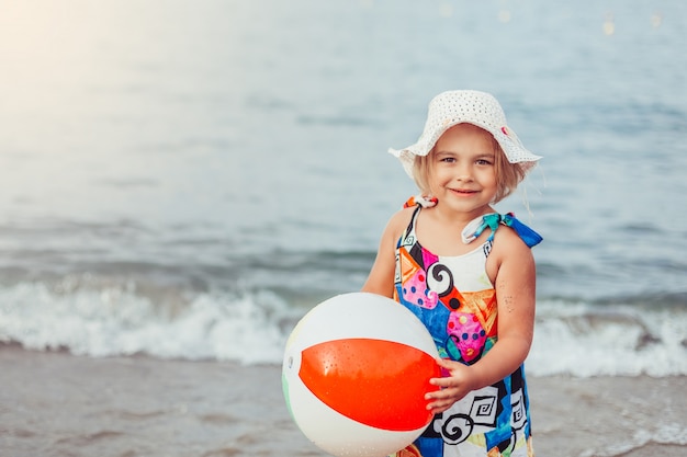 Schöne entzückende kleine Mädchen zusammen lässiges weibliches Porträtlebensstilschönheitsfreudiges Mädchen am Seestrand spielen. Kindheitskonzept