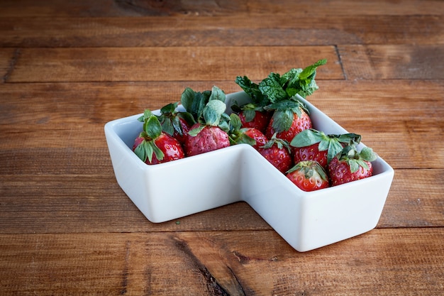 Schöne Erdbeeren auf dem Holztisch