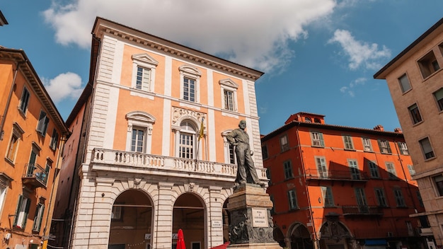 Schöne europäische gemütliche Stadt mit farbenfrohen alten Gebäuden, einer Statue und einer Straße in Pisa Italien Reisen in einer alten Stadt