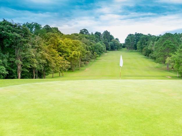 Schöne Fahrrinne im Golfplatz auf blauem Himmel