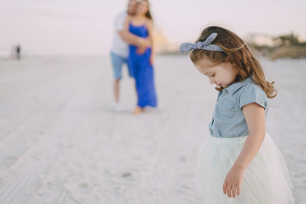 Schöne Familie am Strand