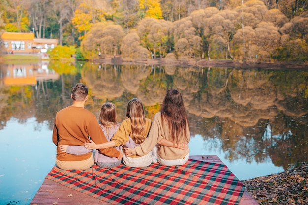 Schöne Familie am warmen Herbsttag nahe See