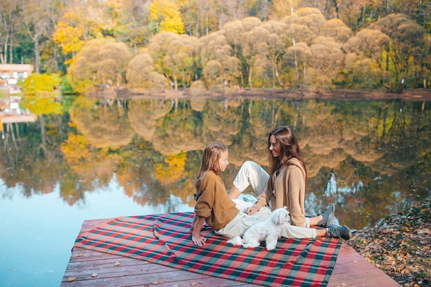 Schöne Familie am warmen Herbsttag nahe See