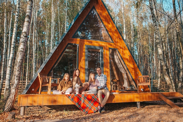 Schöne Familie, die am warmen Herbsttag geht