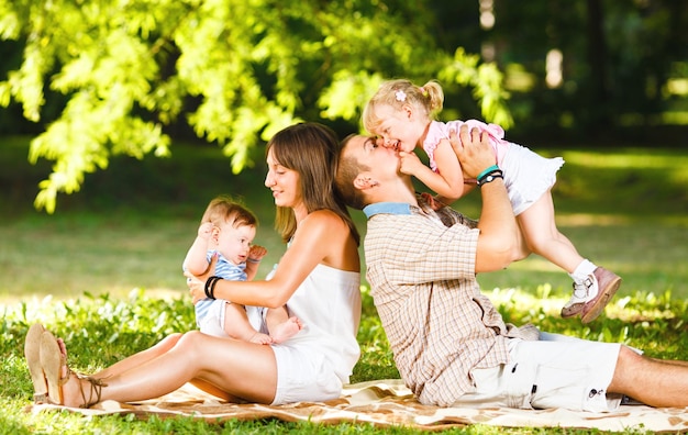 Schöne Familie, die im Park spielt