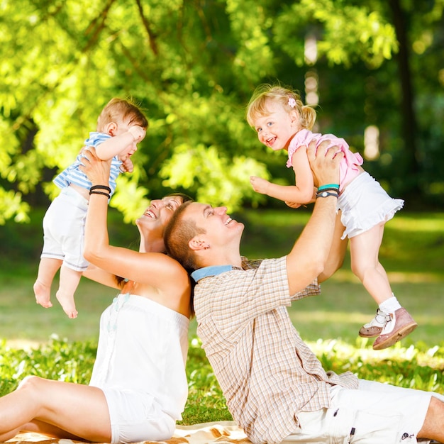 Schöne Familie, die im Park spielt