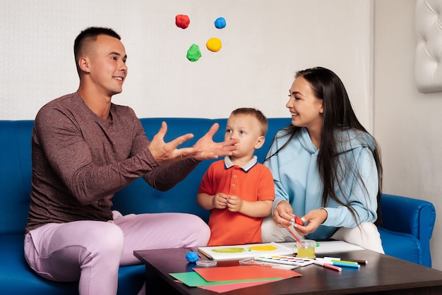 Schöne Familie, die mit ihrem Kind spielt