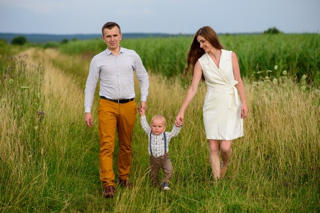 Schöne Familie, die Spaß in der Natur hat