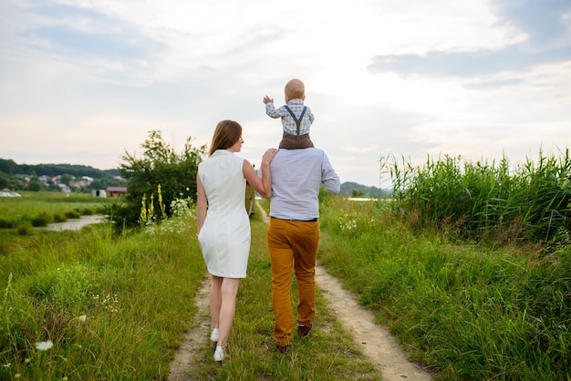 Schöne Familie, die Spaß in der Natur hat