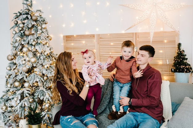 Schöne Familie, die Weihnachten zu Hause feiert