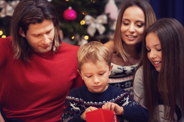 schöne Familie, die Weihnachten zu Hause verbringt