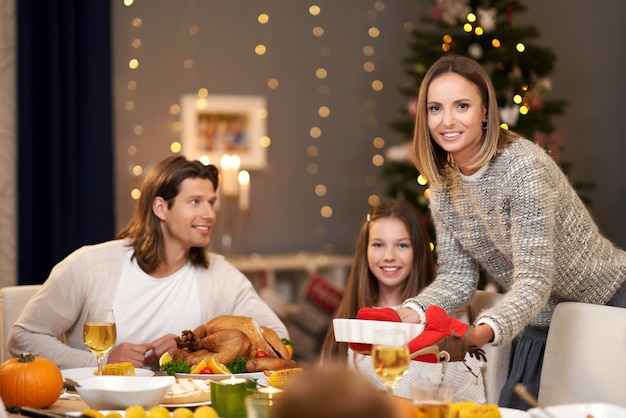 schöne Familie, die Weihnachten zu Hause verbringt