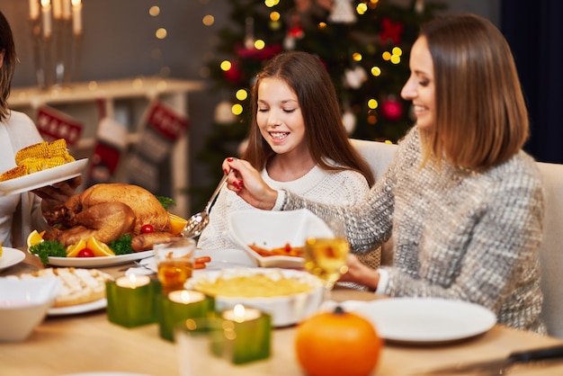 schöne Familie, die Weihnachten zu Hause verbringt