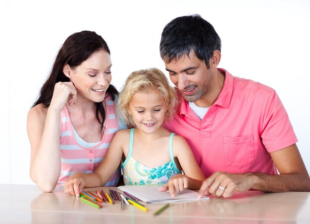 Schöne Familie, die zusammen zeichnet