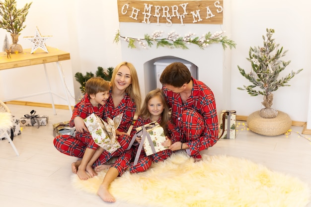 Schöne Familie im Schlafanzug, der Weihnachten feiert