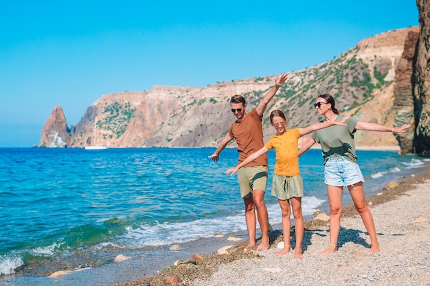 Schöne Familie im Urlaub im Sommer