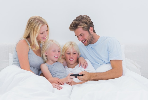 Schöne Familie mit einem Smartphone