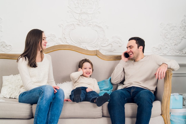 Schöne Familie mit Handys