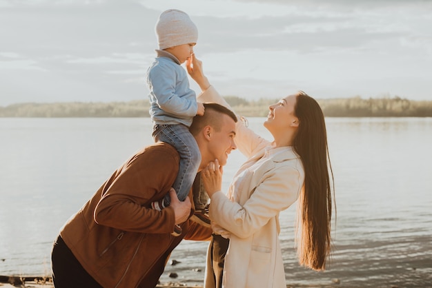 Schöne Familie mit ihrem Sohn in der Nähe eines Flusses