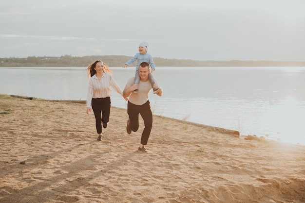 Schöne Familie mit ihrem Sohn in der Nähe eines Flusses