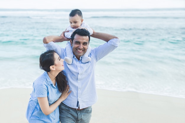 Schöne Familie mit kleinem Sohn, der Spaß zusammen im Urlaub hat