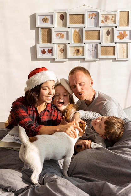 Foto schöne familie mit weihnachtskonzept