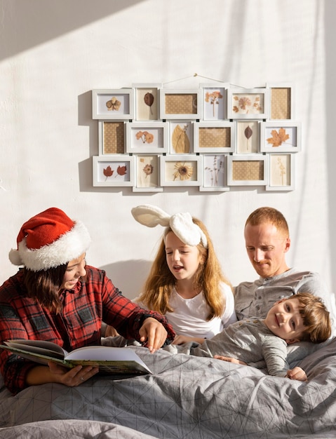 Foto schöne familie mit weihnachtskonzept