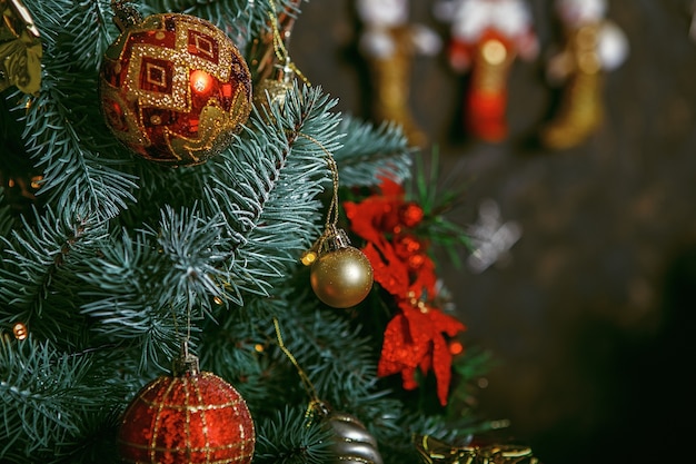 Schöne Farbe Weihnachtsdekorationen hängen am Weihnachtsbaum mit glänzendem Glanz