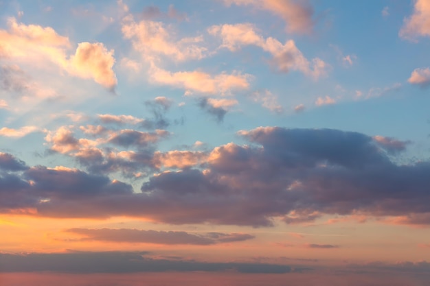 Schöne Farben des natürlichen Hintergrundes des Sonnenaufgang-Himmels