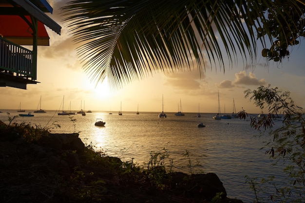 Schöne Farben eines Sonnenuntergangs auf der französischen Karibikinsel Martinique