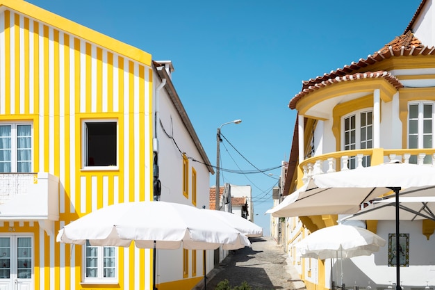 Schöne farbige und gestreifte Häuser in Costa Nova Aveiro Portugal