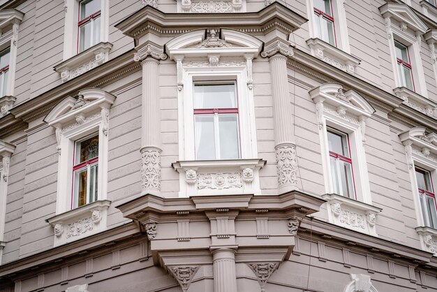 Foto schöne fassade des alten grauen hauses