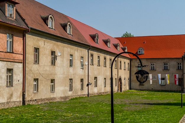 Schöne Fassade des alten Stadthauses in Krakau Polen