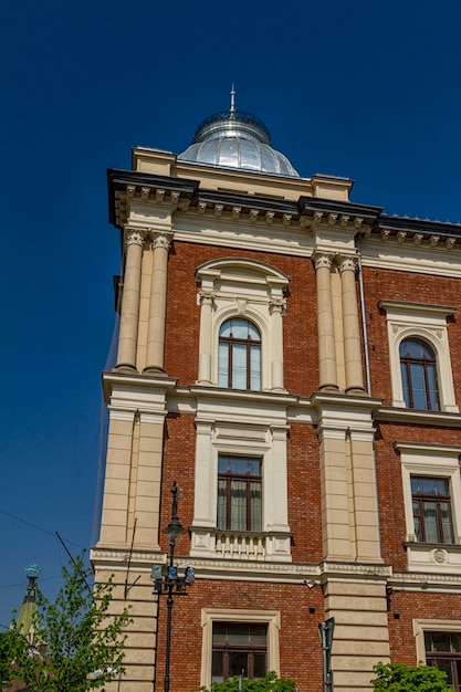 Schöne Fassade des alten Stadthauses in Krakau Polen