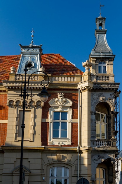 Schöne Fassade des alten Stadthauses in Krakau Polen