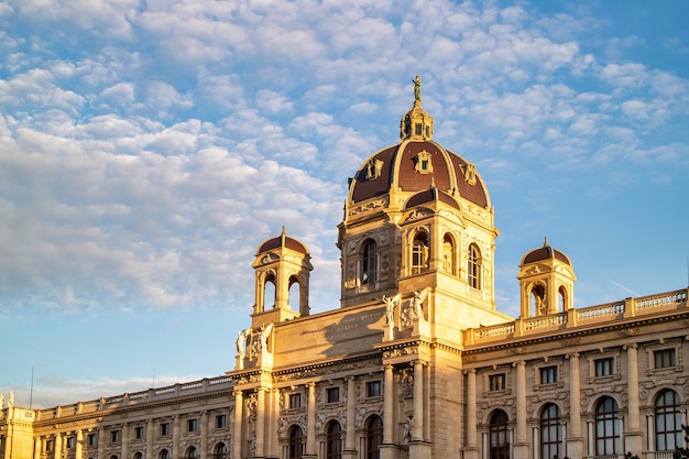 Schöne Fassade des Kunsthistorischen Museums oder des Kunstmuseums auf einem Hintergrund des blauen bewölkten Himmels in Wien, Österreich.