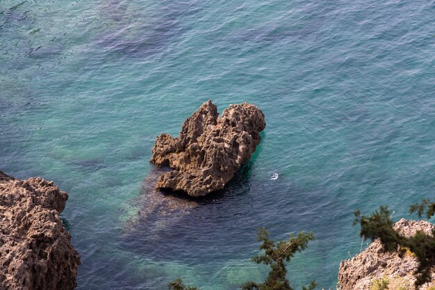 Schöne Felsen im blauen Meer