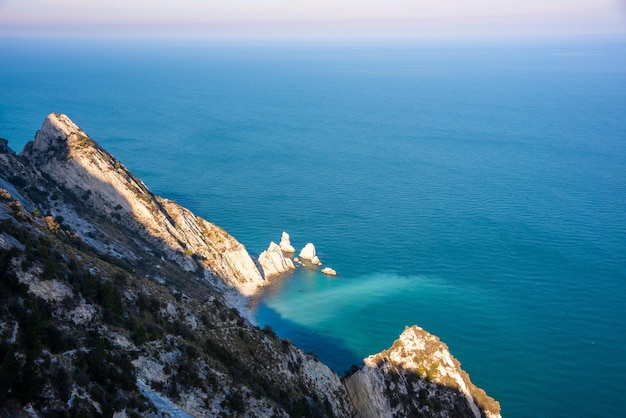 Schöne felsige Küste im Mittelmeer von oben gesehen