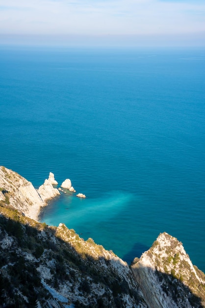 Schöne felsige Küste im Mittelmeer von oben gesehen