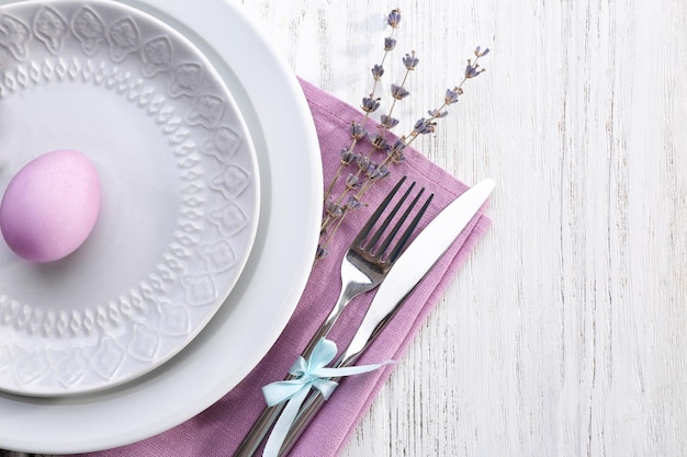 Schöne festliche Ostertischdekoration mit Lavendel